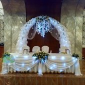 Президиум свадебный арка с каскадом шаров листьями и светодиодами с тканью и драпировкой стола