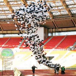Запуск 2000 гелиевых шаров в небо стадиона "Лужники"