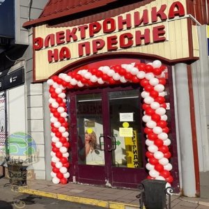 Арка из шаров для магазина электроники