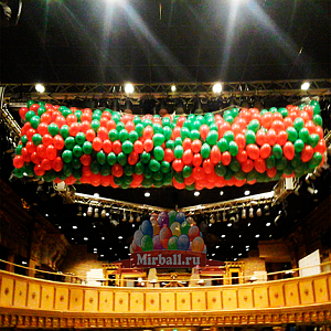 Сброс 1000 красных и зеленых воздушных шаров из сетки